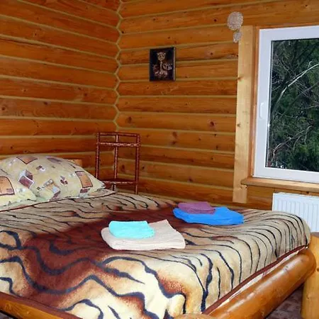 Alojamento de Turismo Selvagem троє поросят Slavske