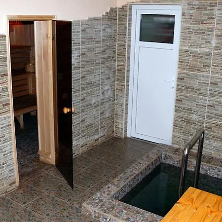 троє поросят Lodge *