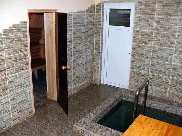троє поросят Lodge *