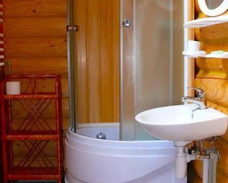 троє поросят بيت خشبي